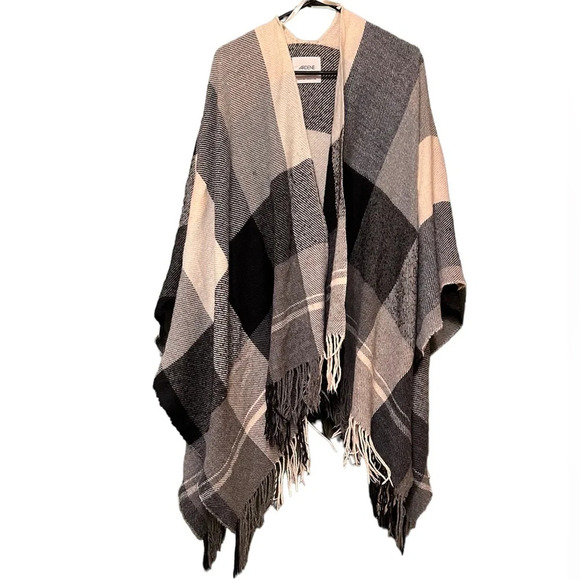 Slightly flawed Shawl - Picture 1 of 4